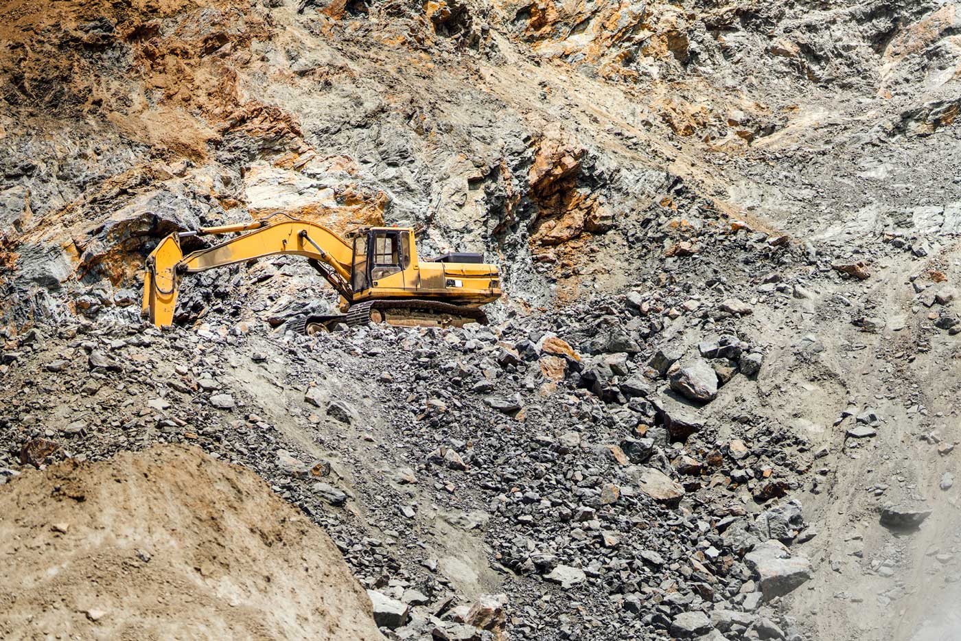 Bagger im Steinbruch