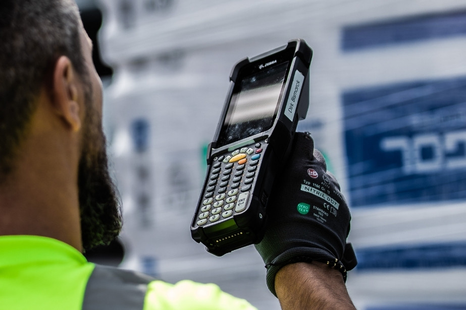 Digitales Handgerät, auf dem viele Knöpfe und ein Display zu sehen sind.