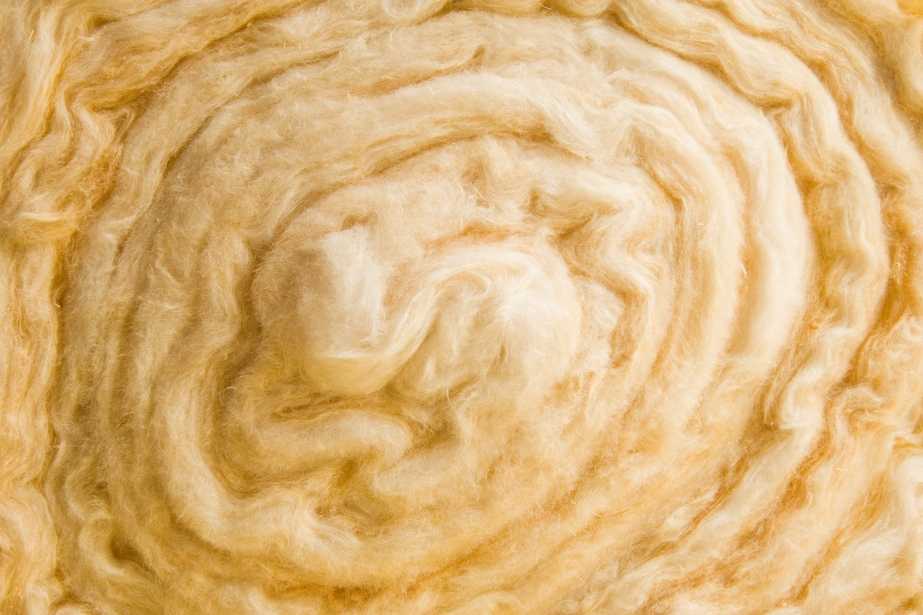 Nahaufnahme von gerollter Mineralwolle