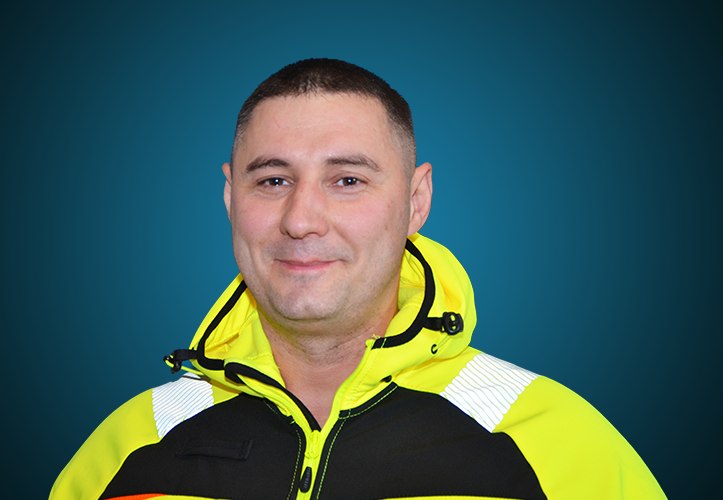 Portraitfoto eines Fahrers von CAPITAL Baustoffe vor einem blauem Hintergrund