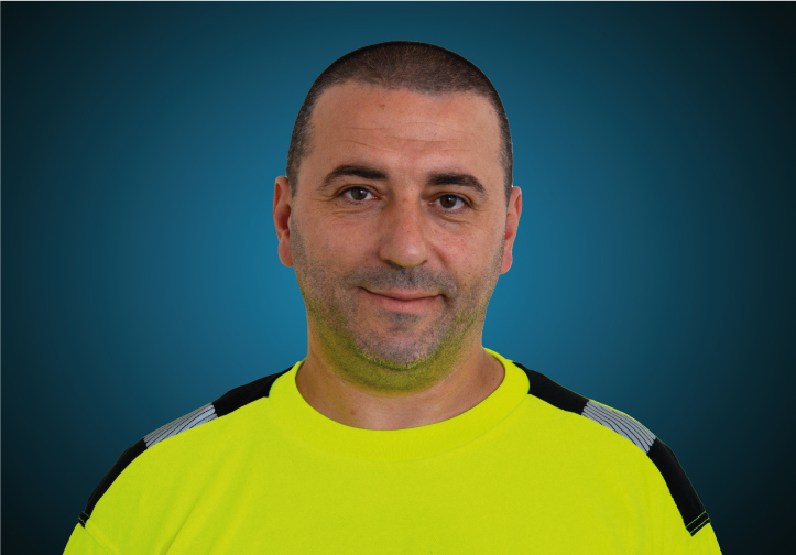 Portraitfoto eines Fahrers von CAPITAL Baustoffe vor einem blauem Hintergrund