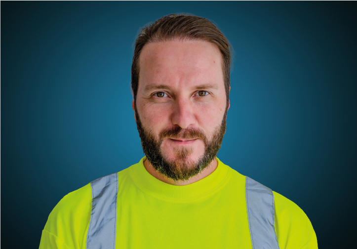Portraitfoto eines Fahrers von CAPITAL Baustoffe vor einem blauem Hintergrund