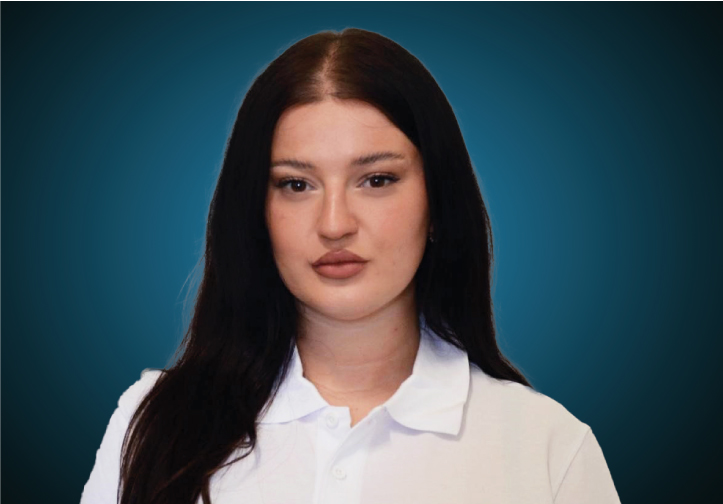 Portraitfoto eines Fachberaters für Hochbau / Estrich im Innendienst von CAPITAL Baustoffe vor einem blauem Hintergrund