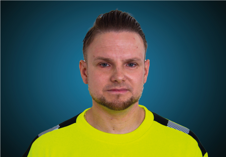 Portraitfoto eines Lagermitarbeiters von CAPITAL Baustoffe vor einem blauem Hintergrund