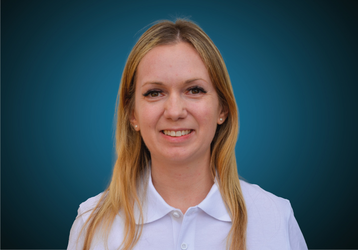 Portraitfoto einer Bilanzbuchalterin von CAPITAL Baustoffe vor einem blauem Hintergrund