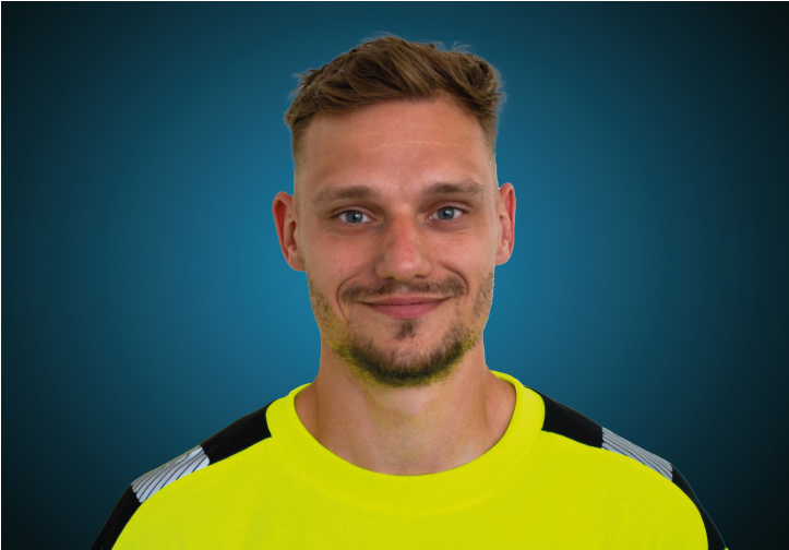 Portraitfoto eines Lagermitarbeiters von CAPITAL Baustoffe vor einem blauem Hintergrund