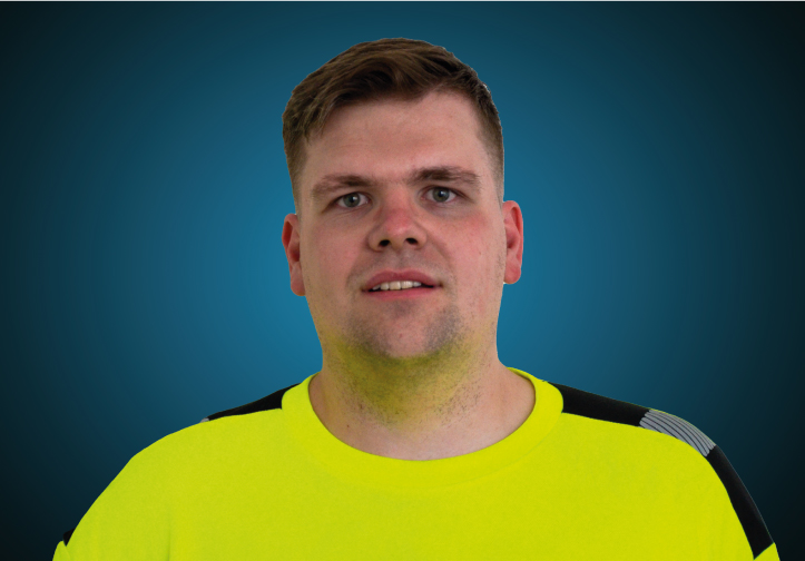 Portraitfoto eines Lagermitarbeiters von CAPITAL Baustoffe vor einem blauem Hintergrund