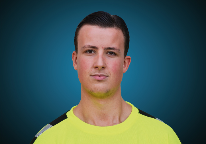 Portraitfoto eines Auszubildenen von CAPITAL Baustoffe vor einem blauem Hintergrund