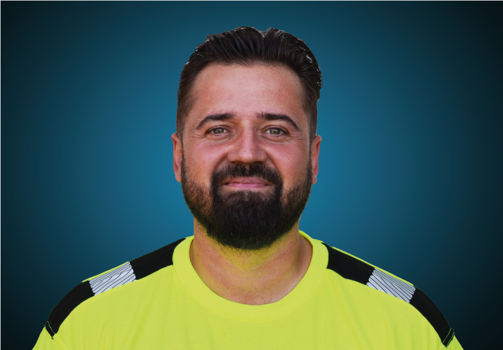 Portraitfoto eines Fahrers von CAPITAL Baustoffe vor einem blauem Hintergrund