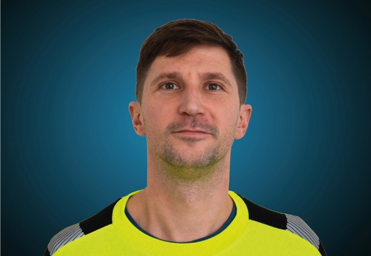 Portraitfoto eines Lagermitarbeiters von CAPITAL Baustoffe vor einem blauem Hintergrund