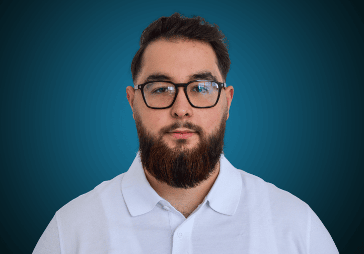 Portraitfoto eines Fachberaters für Bauelemente im Innendienst von CAPITAL Baustoffe vor einem dunkelblauen Hintergrund