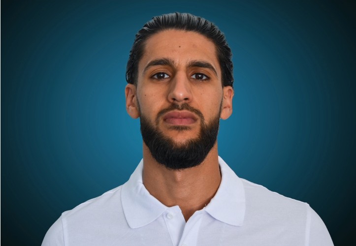 Portraitfoto eines Disponenten von CAPITAL Baustoffe vor einem blauem Hintergrund