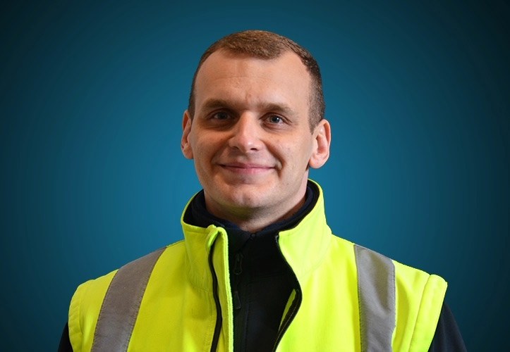 Portraitfoto eines Fahrers von CAPITAL Baustoffe vor einem blauem Hintergrund