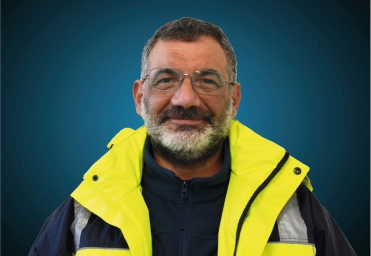 Portraitfoto eines Fahrers von CAPITAL Baustoffe vor einem blauem Hintergrund