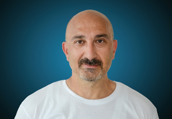 Portraitfoto eines Fahrers von CAPITAL Baustoffe vor einem blauem Hintergrund