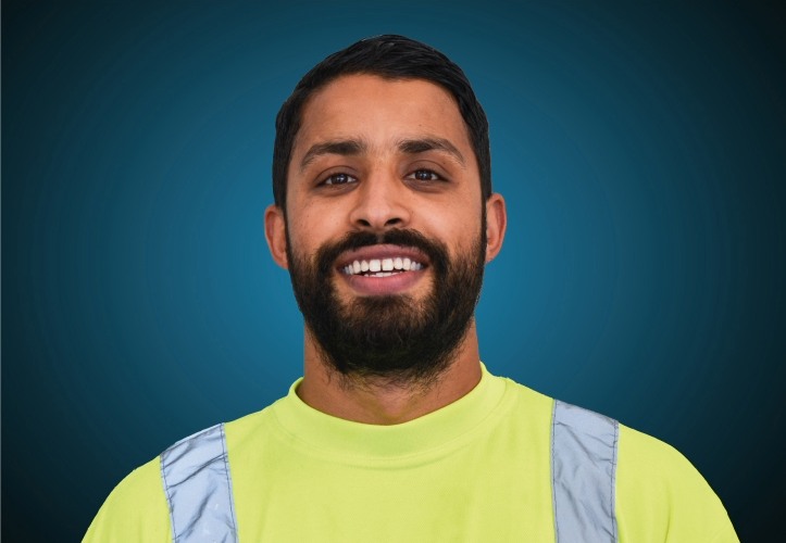 Portraitfoto eines Fahrers von CAPITAL Baustoffe vor einem blauem Hintergrund