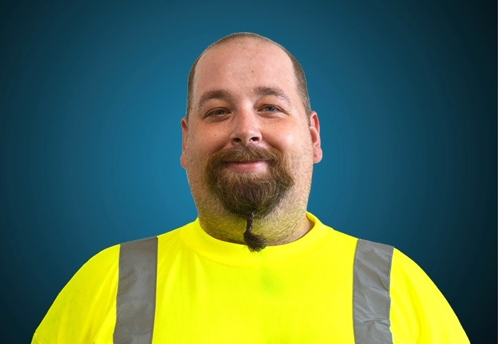 Portraitfoto eines Fahrers von CAPITAL Baustoffe vor einem blauem Hintergrund