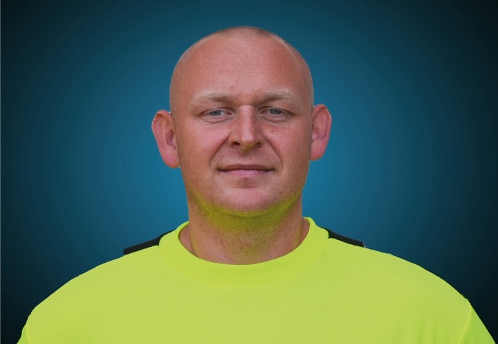 Portraitfoto des Lagerleisters von CAPITAL Baustoffe vor einem blauem Hintergrund