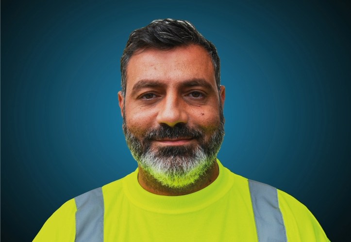 Portraitfoto eines Fahrers von CAPITAL Baustoffe vor einem blauem Hintergrund