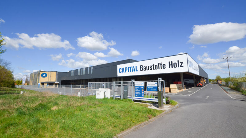 Straßenansicht des CAPITAL Baustoffe Holz Standorts Dallgow-Döberitz mit Eingangsschild