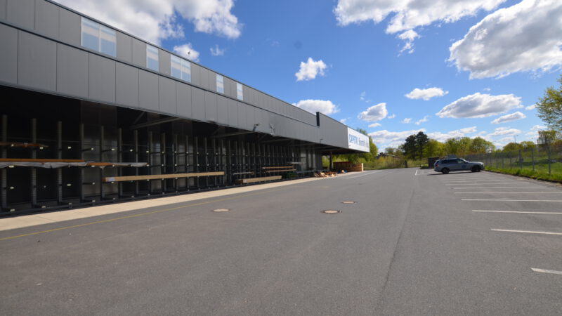 Seitenansicht der Lagerhalle mit Freiflächen-Regalanlage für Langgut, CAPITAL Baustoffe Holz